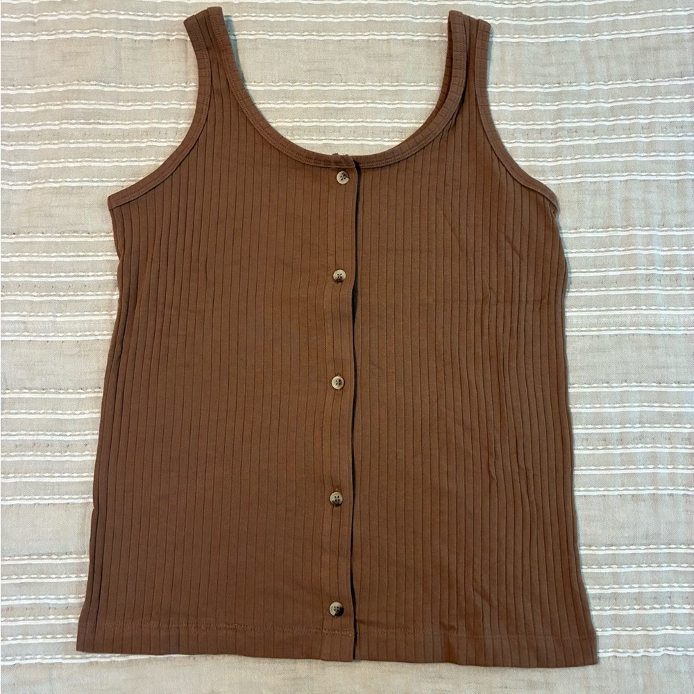 Kate Quinn button tank